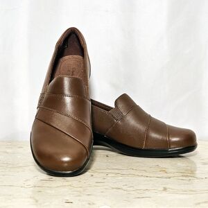 🛑 NWT Clarks Womens Brown Leather Slip-On Shoes Size 8.5